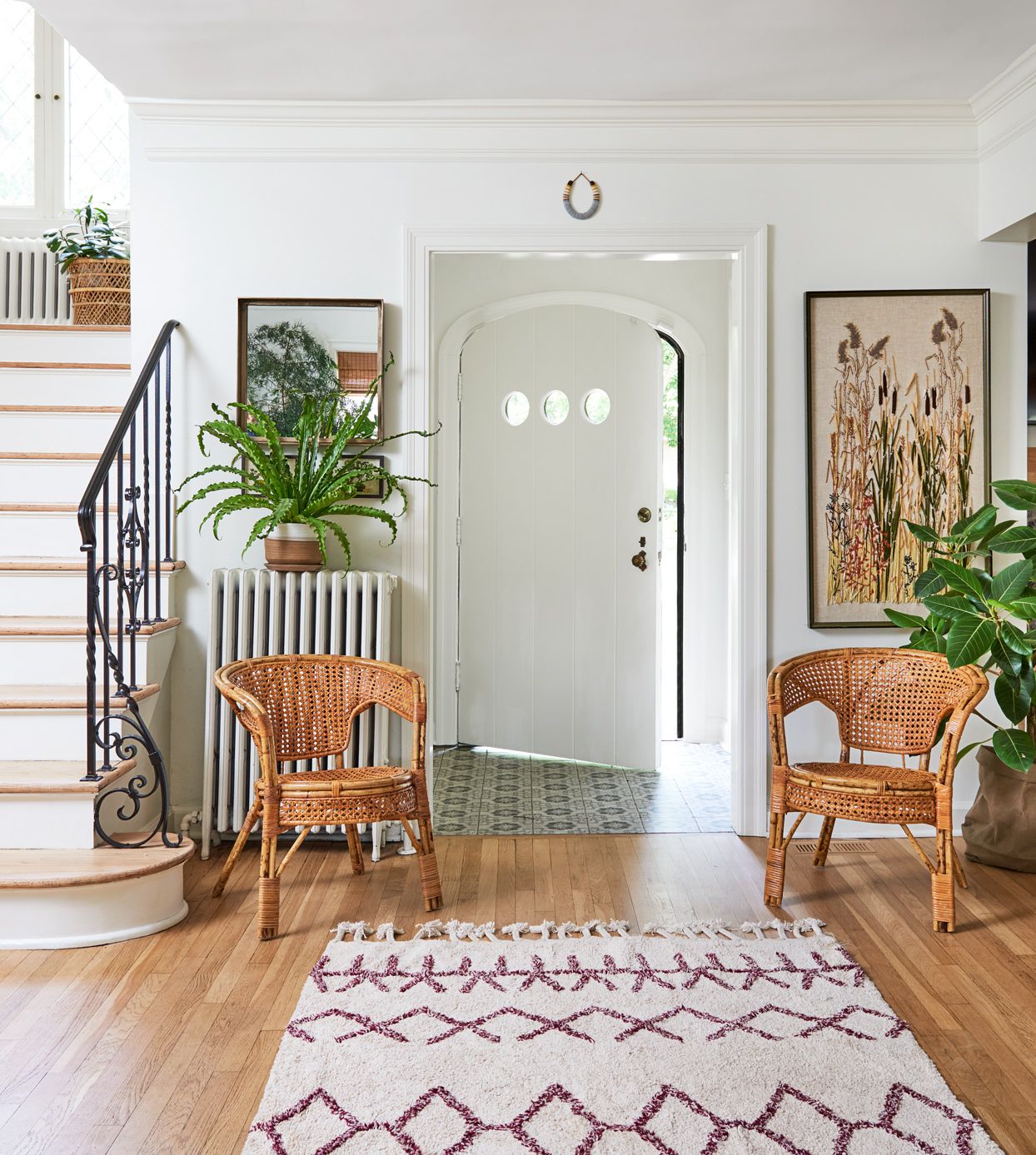 10 Tips and Inspiration for Decorating Foyer House to Make a Great First Impression