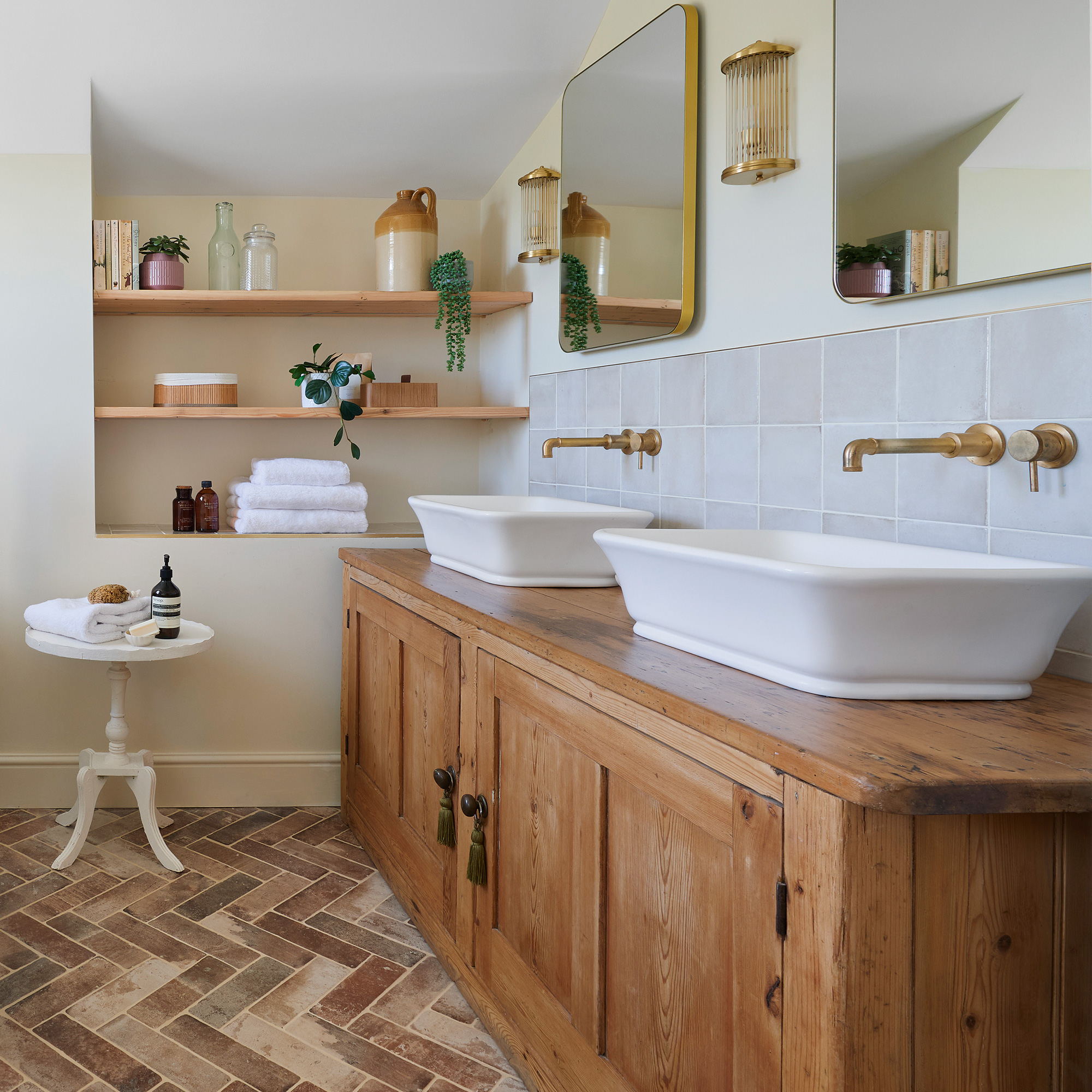 Farmhouse Bathroom Floor Tiles, Best Materials, Patterns & Durability for Your Home