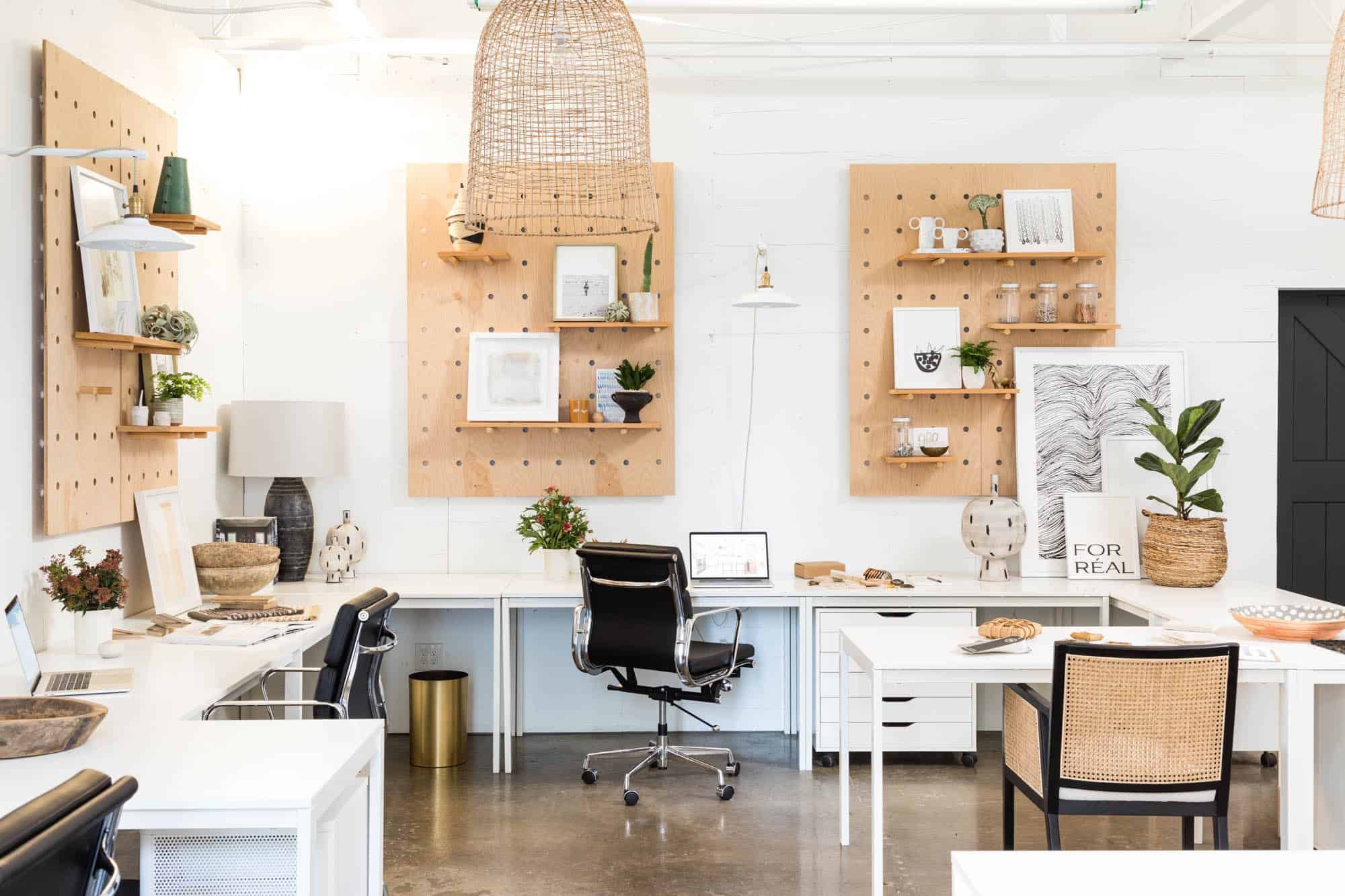 Small Desk, Big Impact: Clever Decorate Office Desk Ideas for Limited Space [2025]