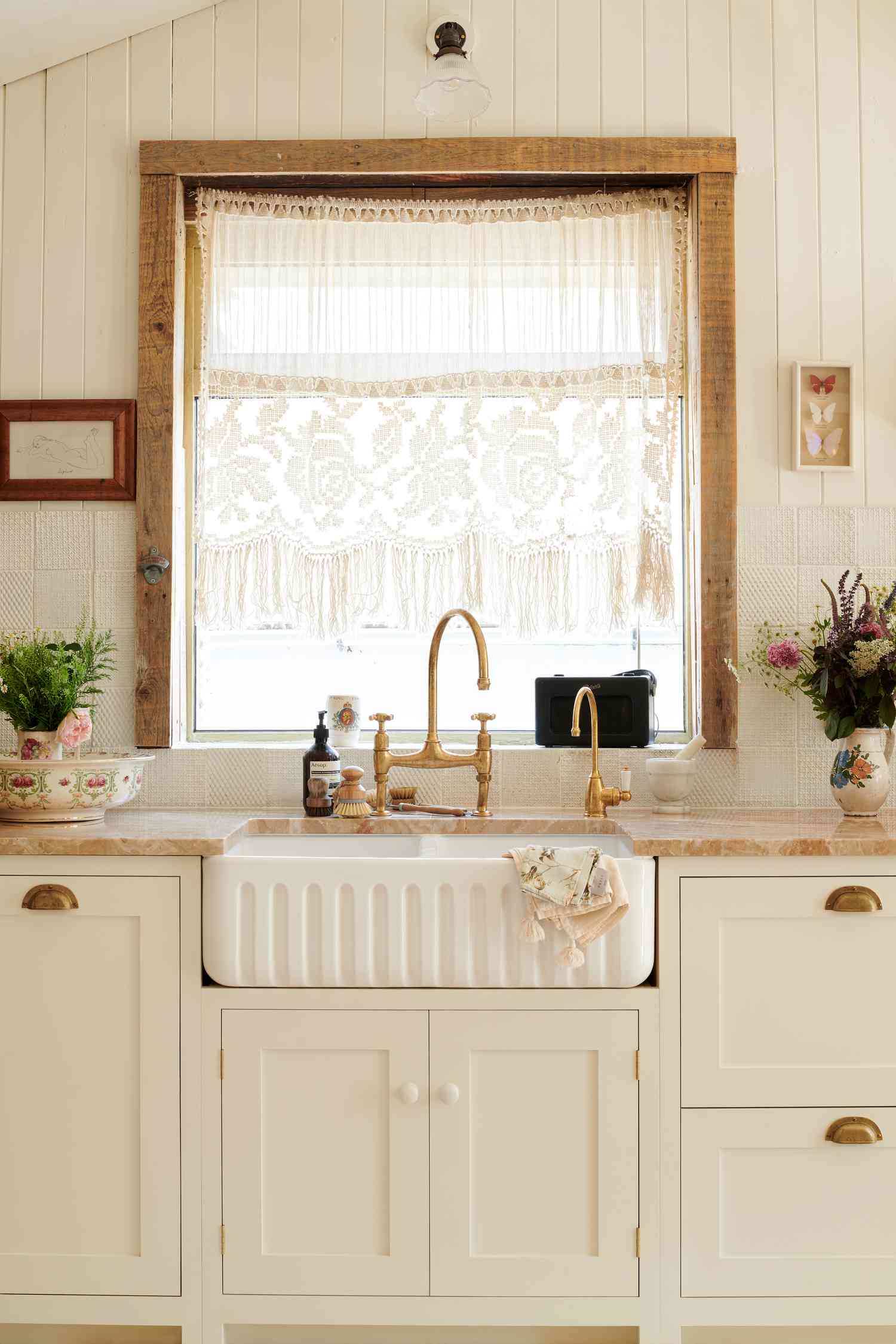 Stylish Kitchen Sink Window Treatment Ideas Balancing Light & Privacy