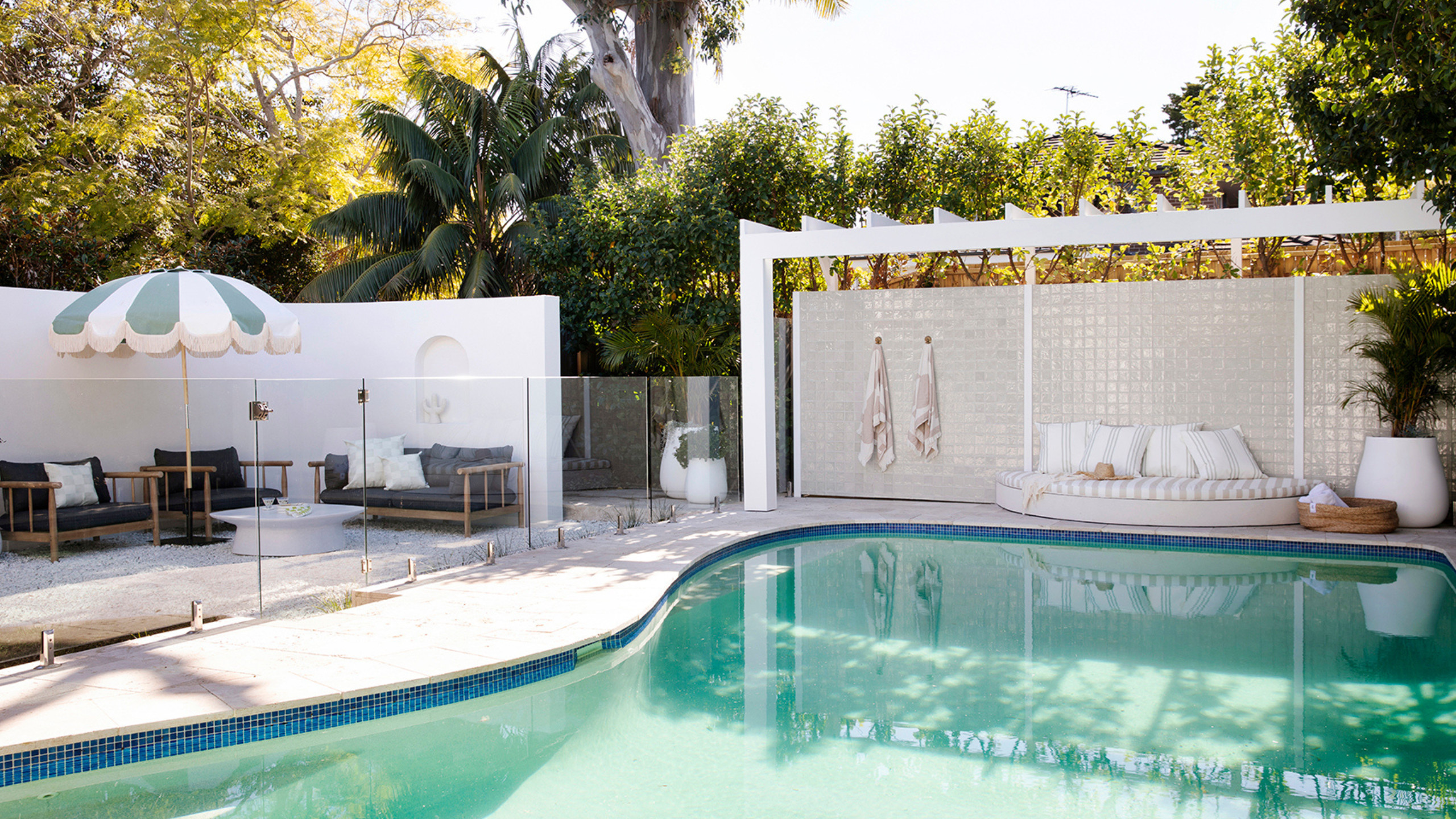 25 Stunning Outdoor Pool Wall Decor Ideas to Transform Your Space