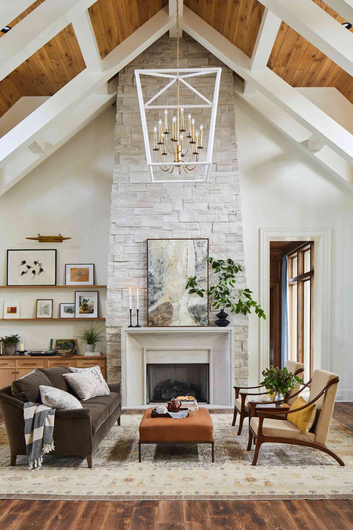 25 Stunning Vaulted Ceiling Ideas with Exposed Beams for a Dramatic Look