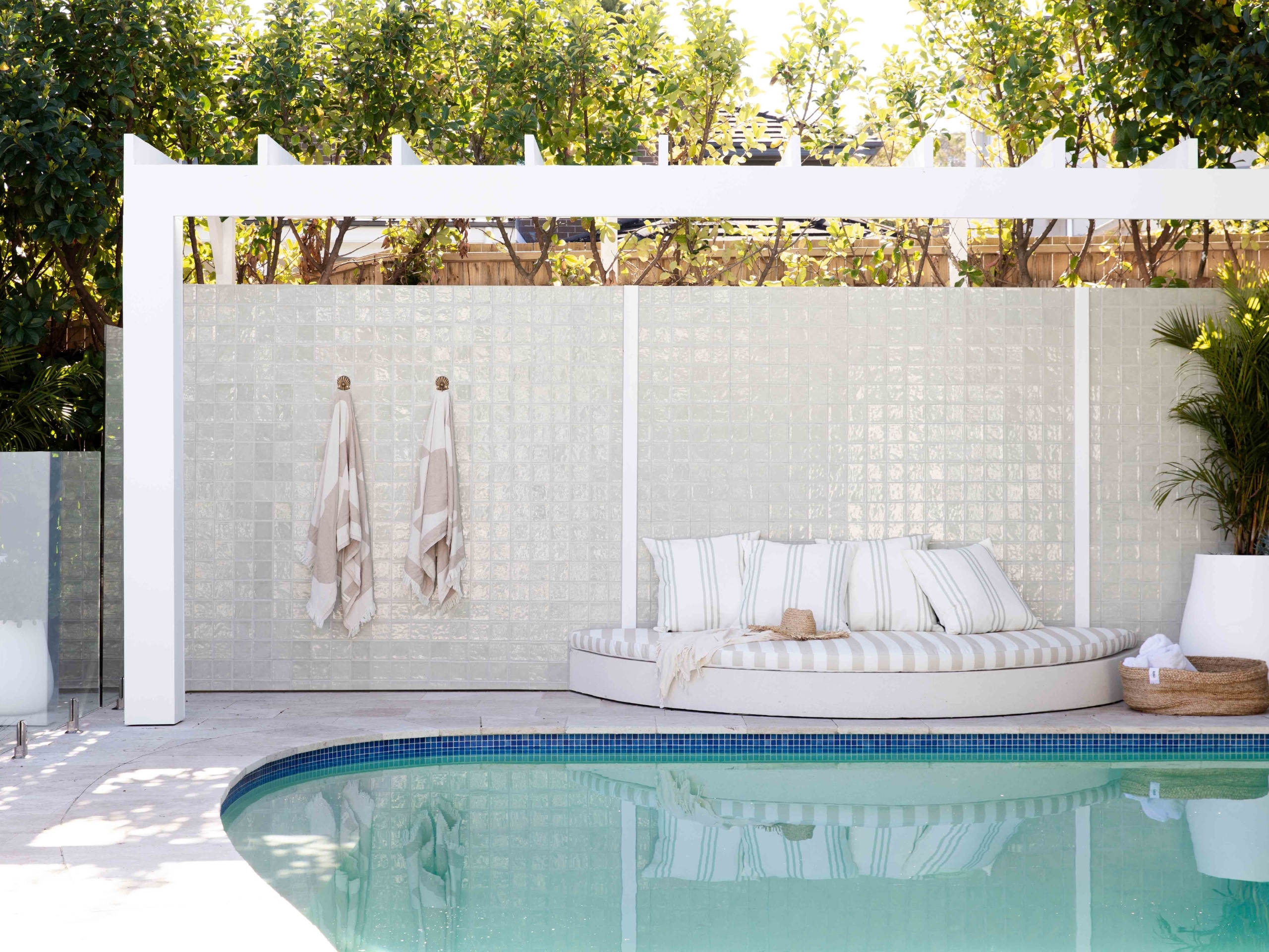 Best Outdoor Pool Wall Decor Ideas for a Luxurious Backyard Oasis