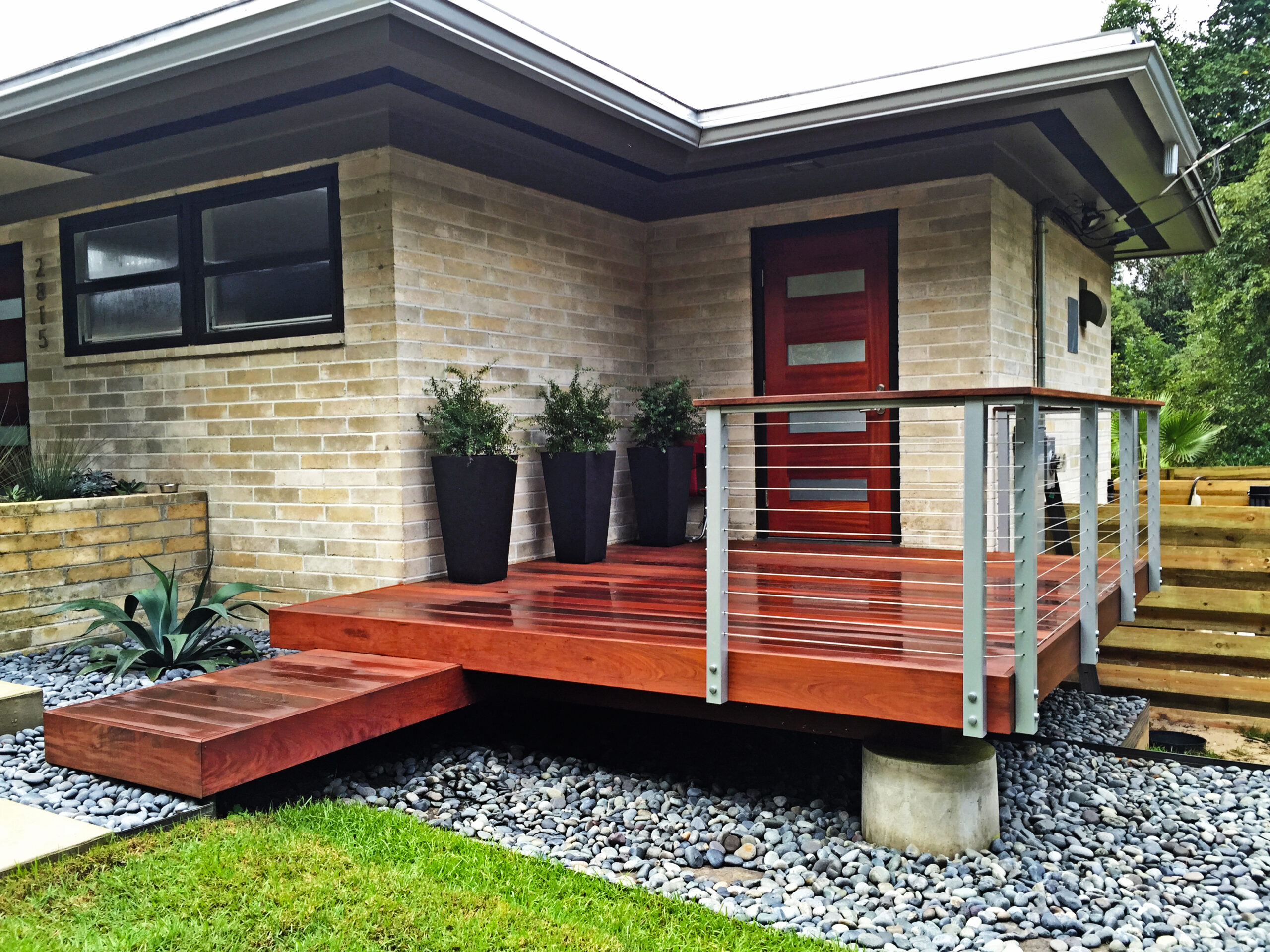 Low-Maintenance Front Door Deck Ideas for a Beautiful Entry (2025 Trends)