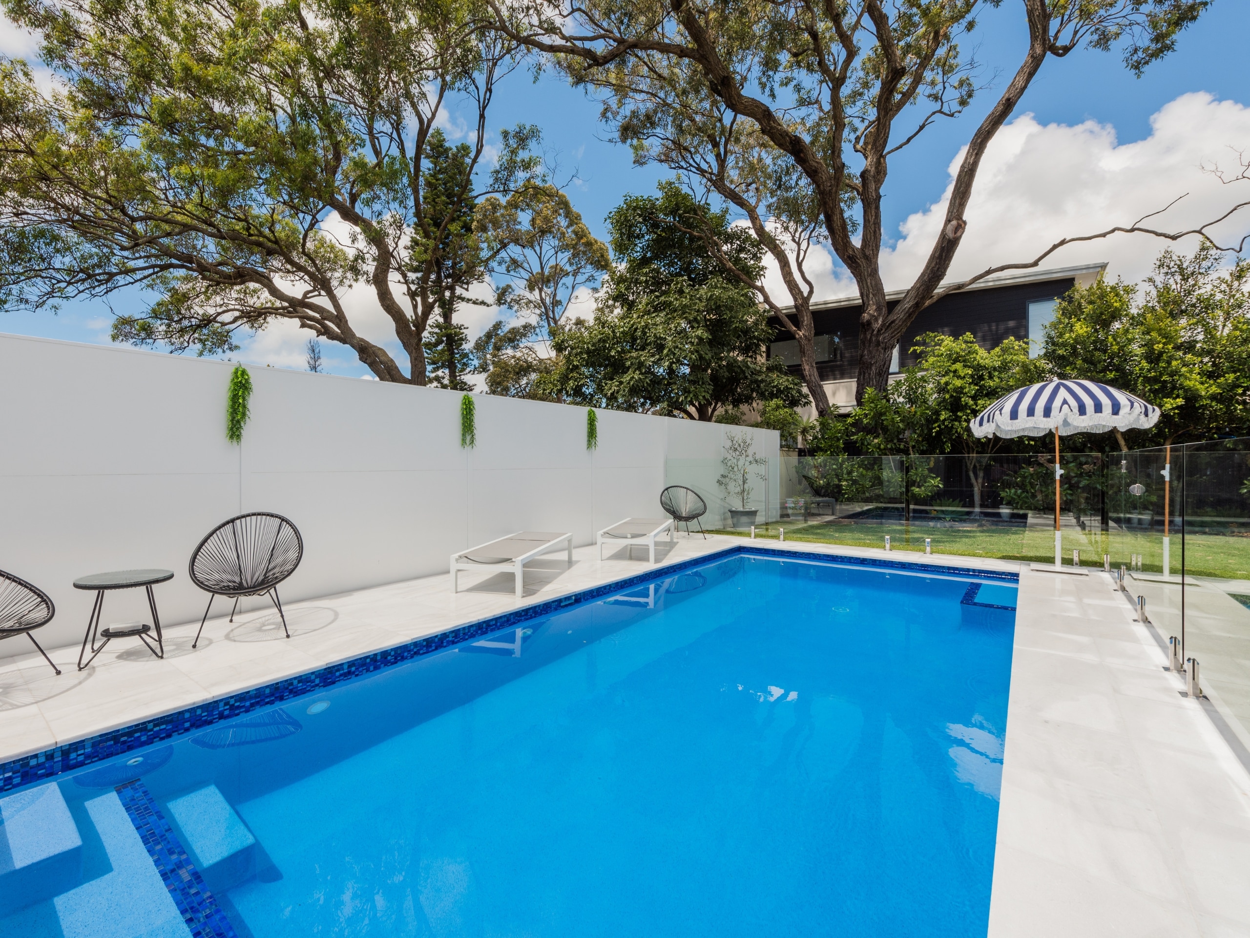 Modern Outdoor Pool Wall Decor Ideas to Inspire Your Next Project