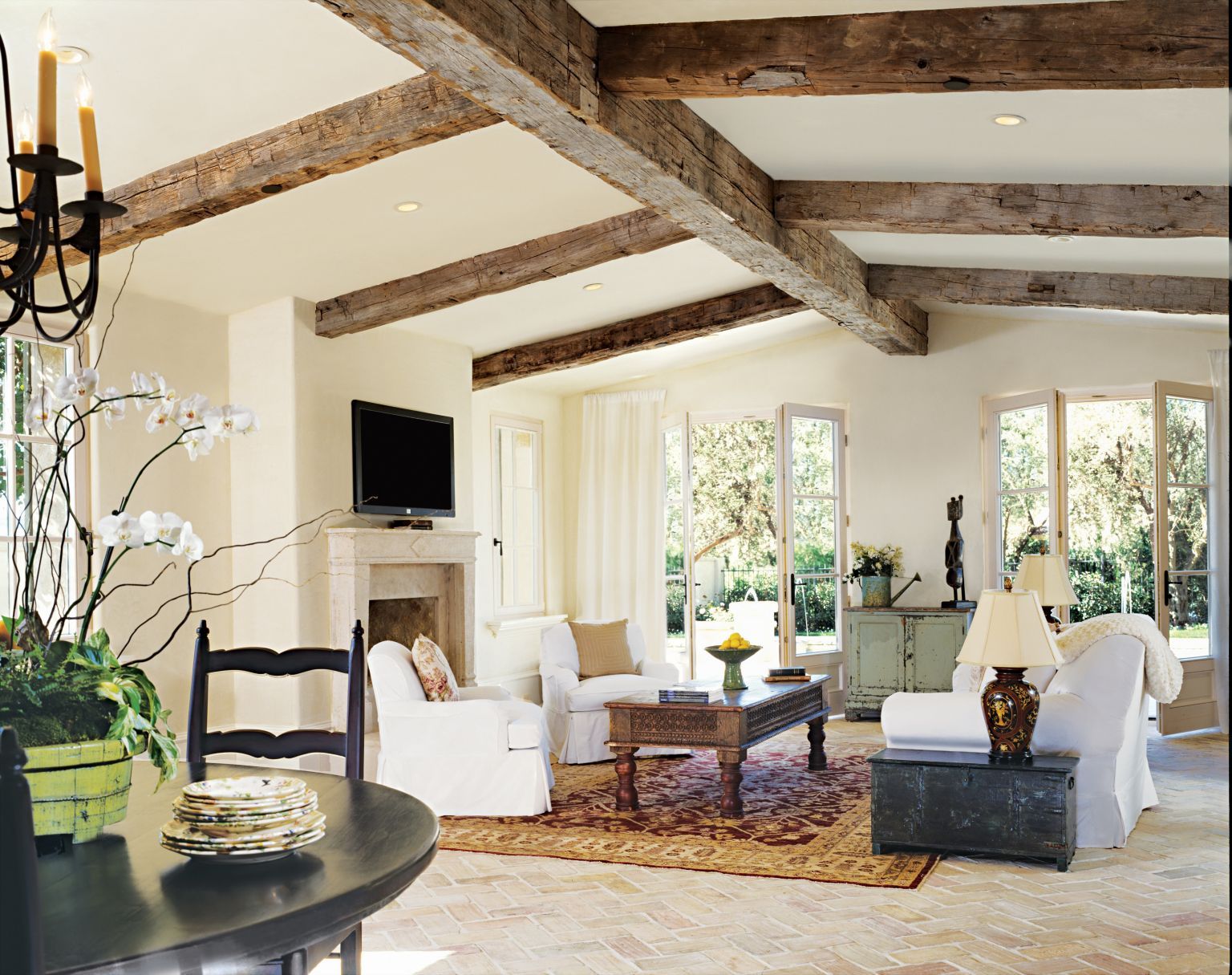 Rustic Vaulted Ceiling Ideas with Exposed Wooden Beams