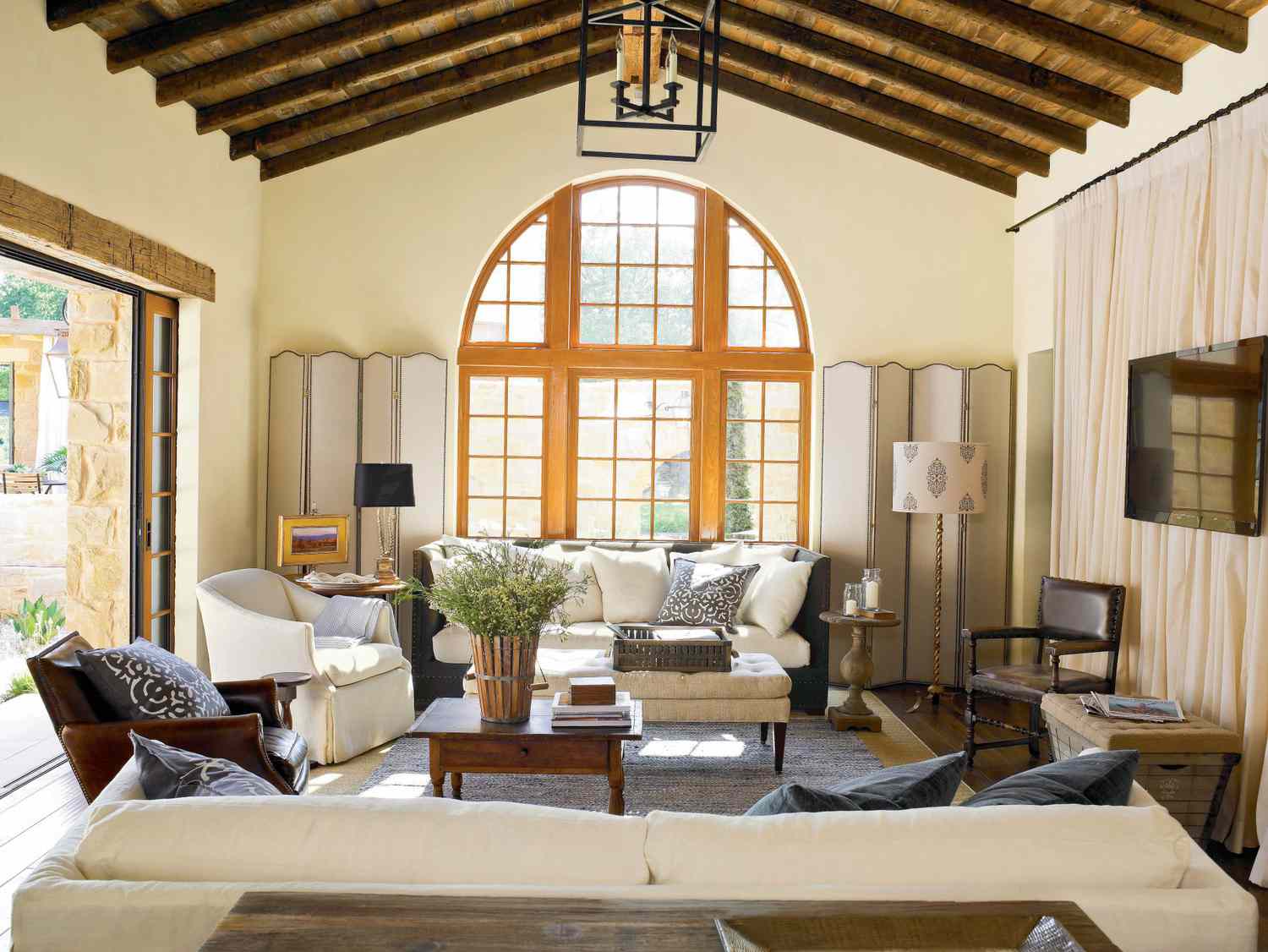 Transform Your Home with These Vaulted Ceiling and Beam Design Ideas
