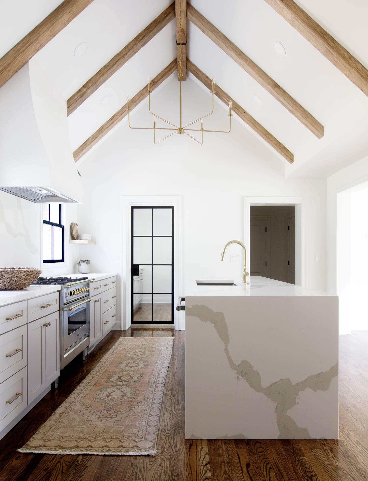 Vaulted Ceiling Design Ideas, How to Highlight Wooden Beams for Rustic Charm