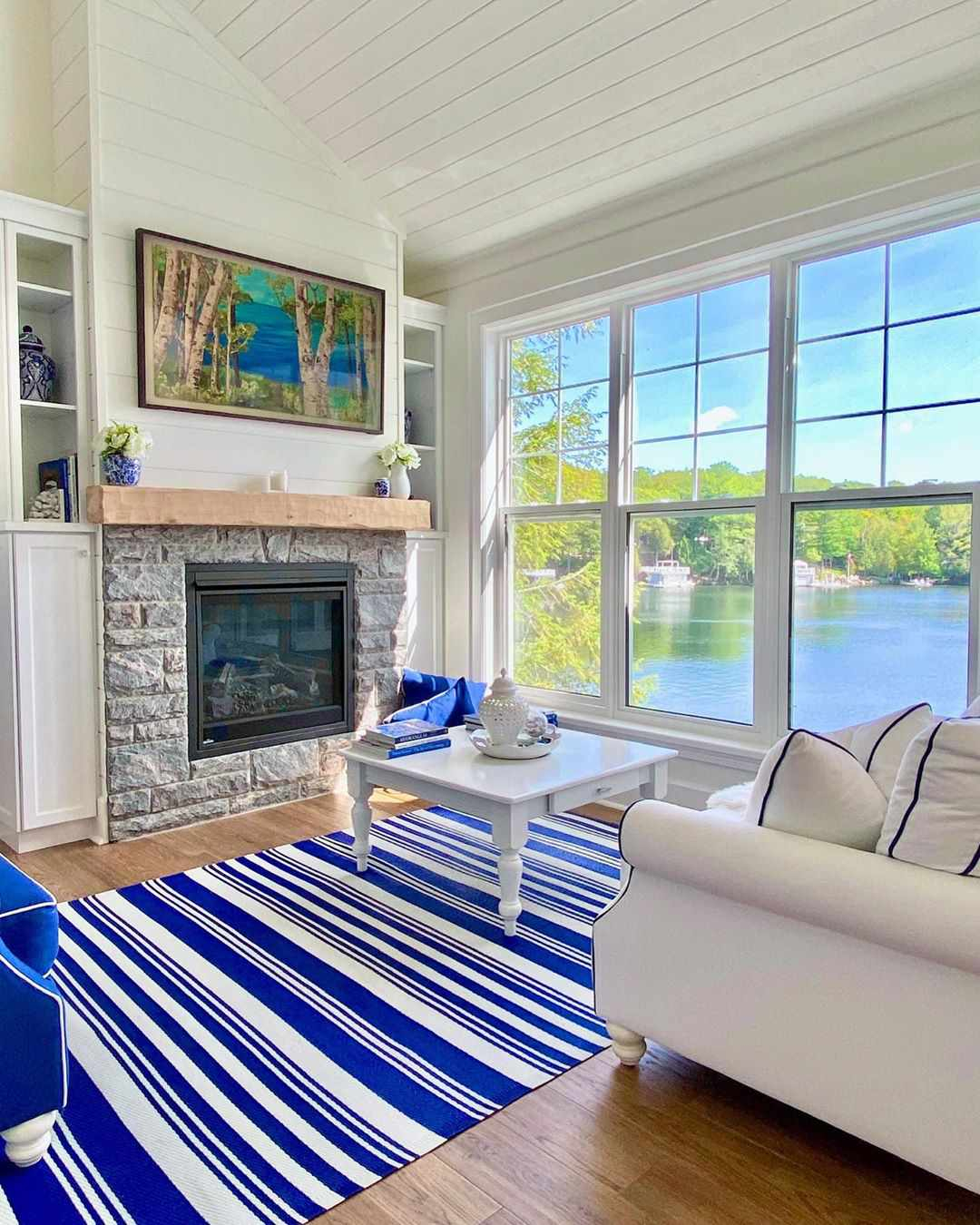 10 Lake House Decorating Ideas For Your Waterfront Escape pertaining to Creating Cozy and Functional Spaces for Your Lakeside Escape