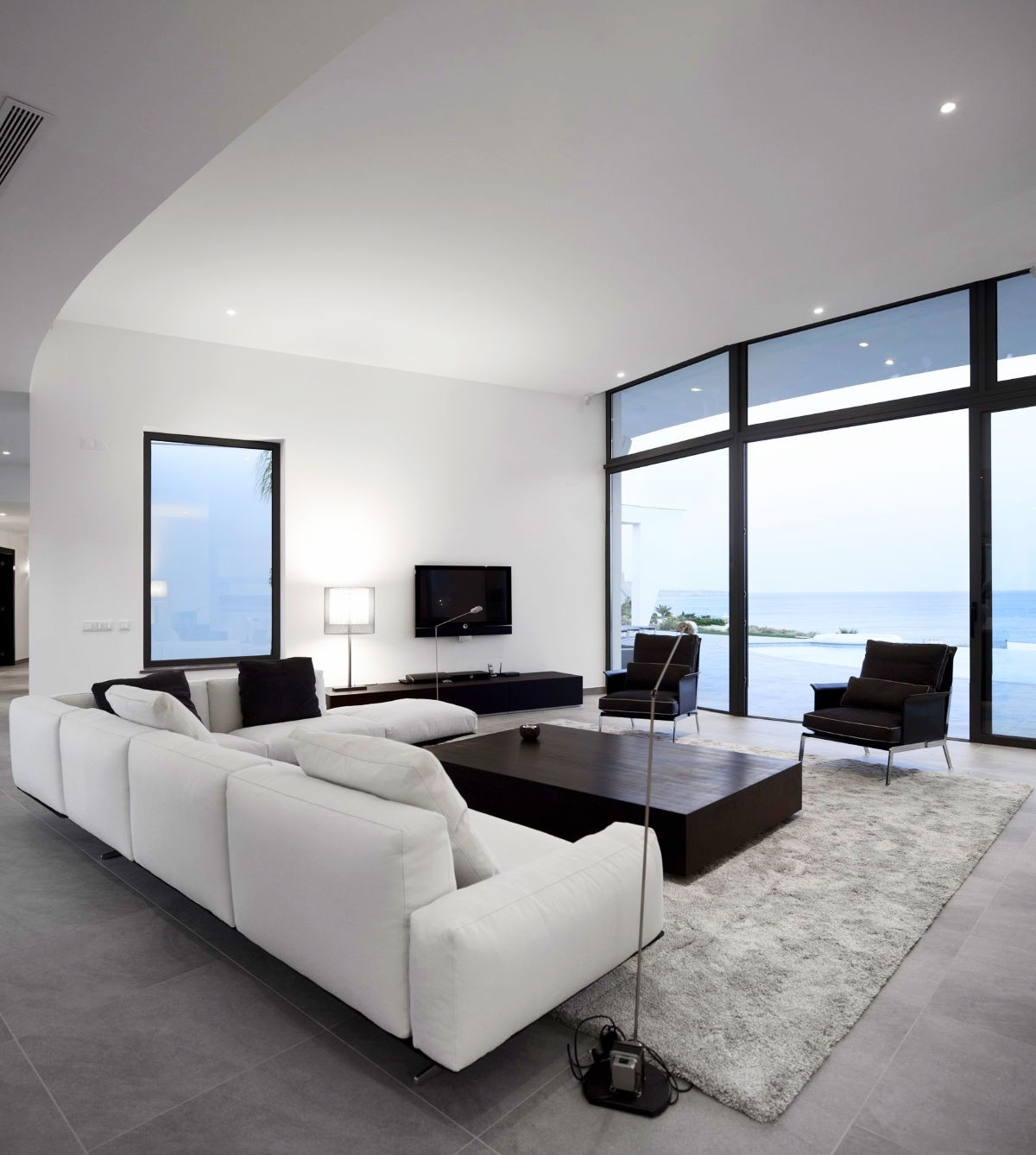 30 Black &amp;Amp; White Living Rooms That Work Their Monochrome Magic for