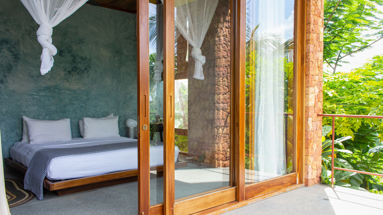30 Ideas To Turn Your Bedroom Into A Tropical Escape intended for The Art of Indoor Tropical Escapes Simple Design Strategies