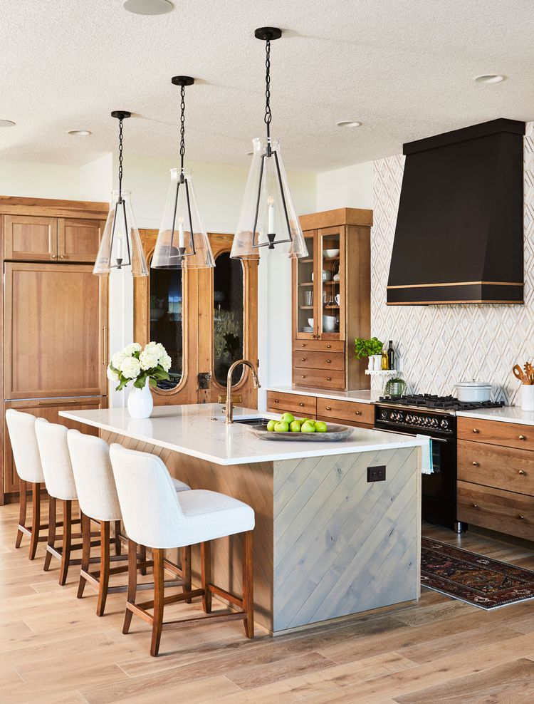 A Designer’s Guide to Selecting Modern Pendant Lighting for Kitchen Islands