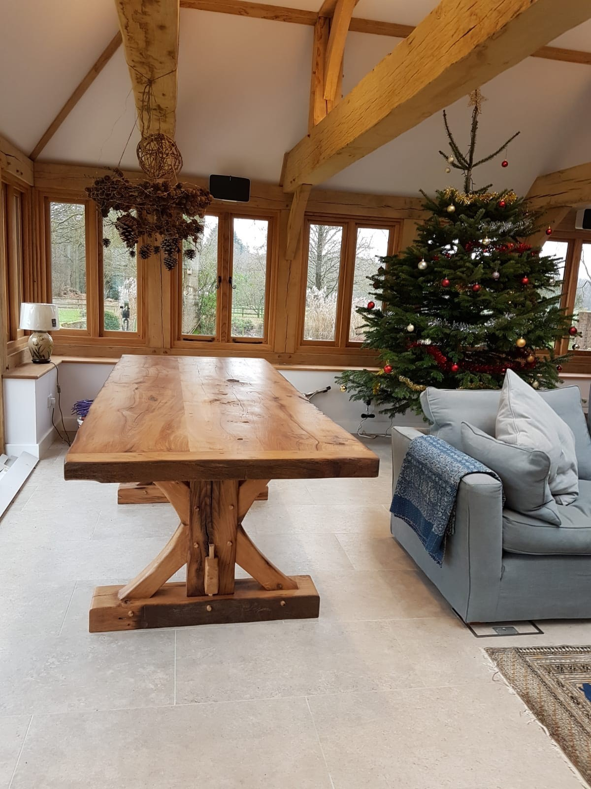 How Solid Oak Dining Tables Enhance Your Home’s Ambiance