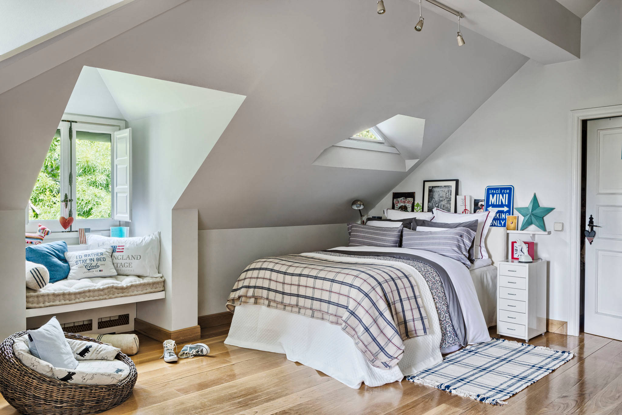 Your Guide to Charming Dormer Bedroom Layouts and Styles