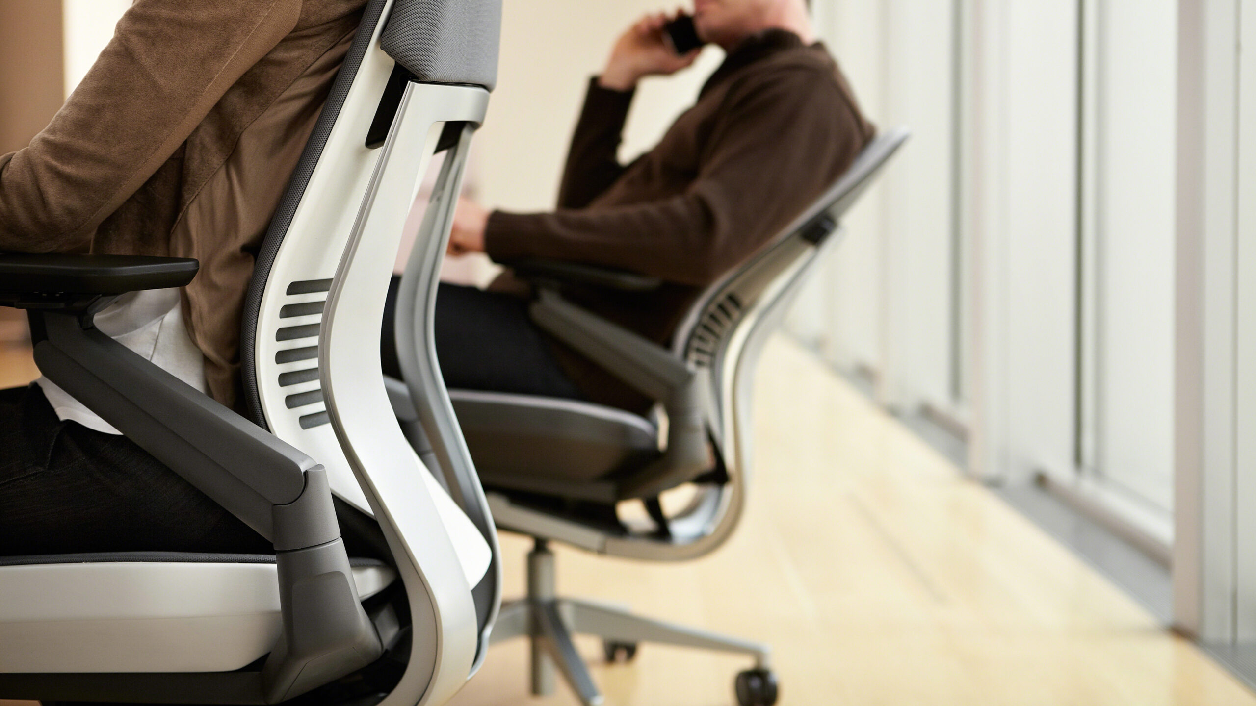 How To Choose The Right Office Chair with Why the Right Office Chair Matters for Your Desk Work