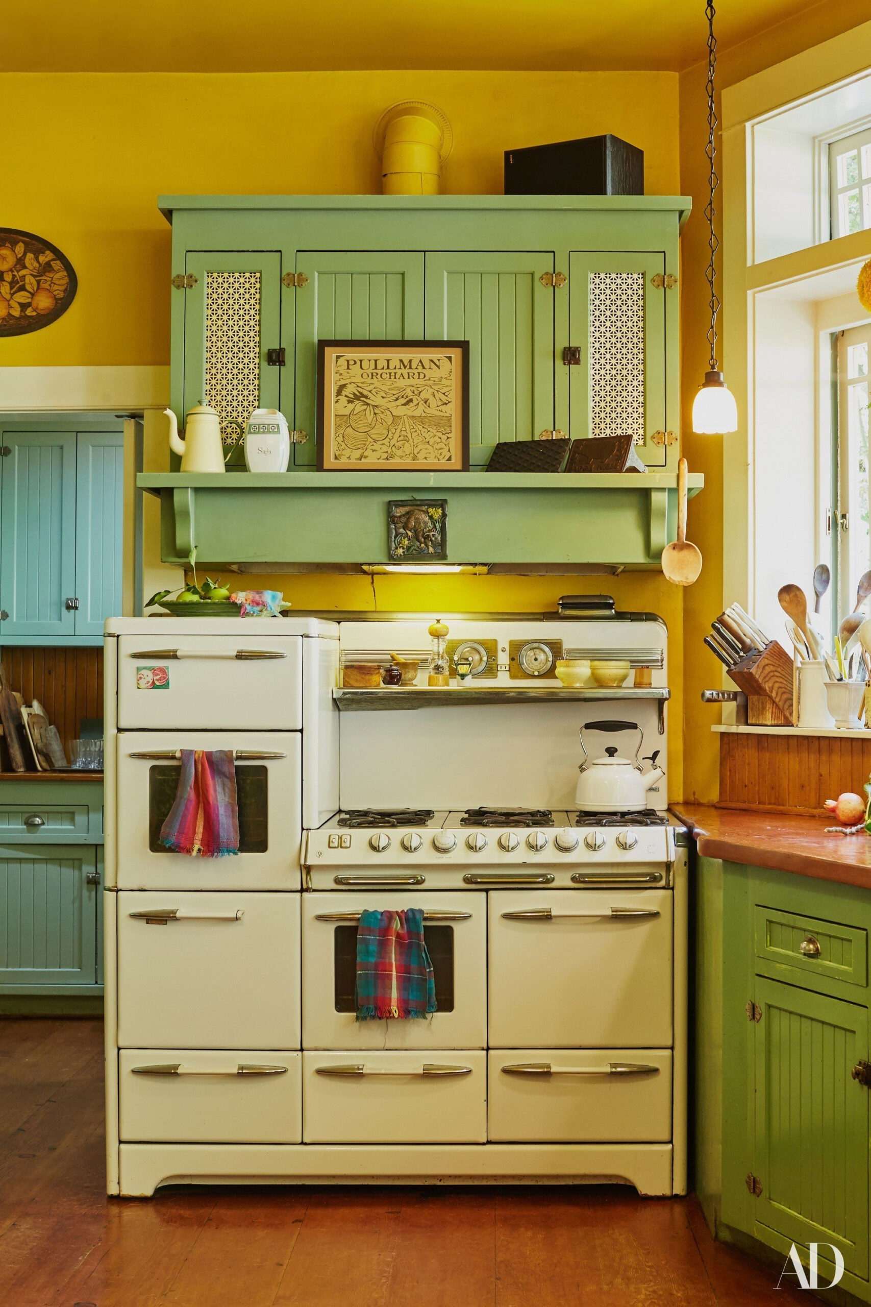 Retro Kitchen Designs: Bringing Nostalgia Into Your Modern Home pertaining to Bringing Retro Vibes into Your Contemporary Kitchen