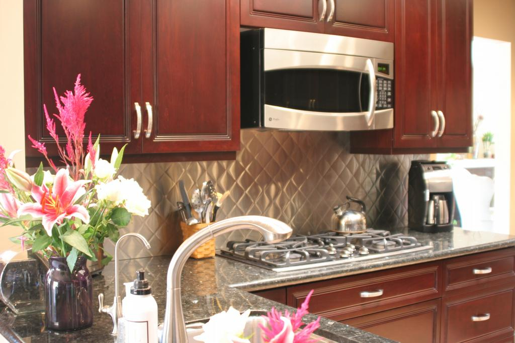 How to Pair Countertops and Backsplashes with Cherry Kitchen Cabinets