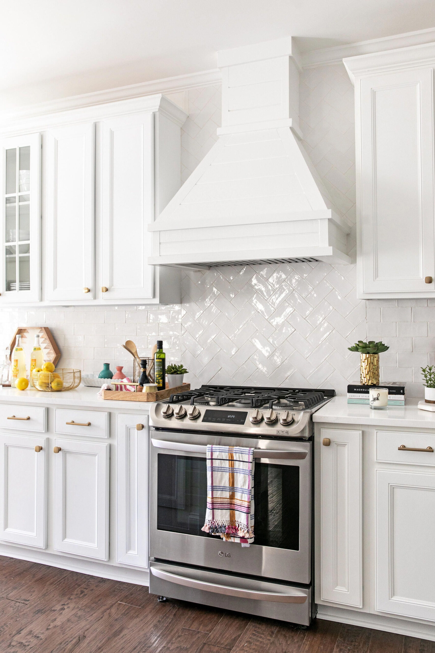 Transform Your Kitchen With These 15 Backsplash Ideas For White Kitchen ... for Transform Your Kitchen with These Stunning Backsplash Ideas