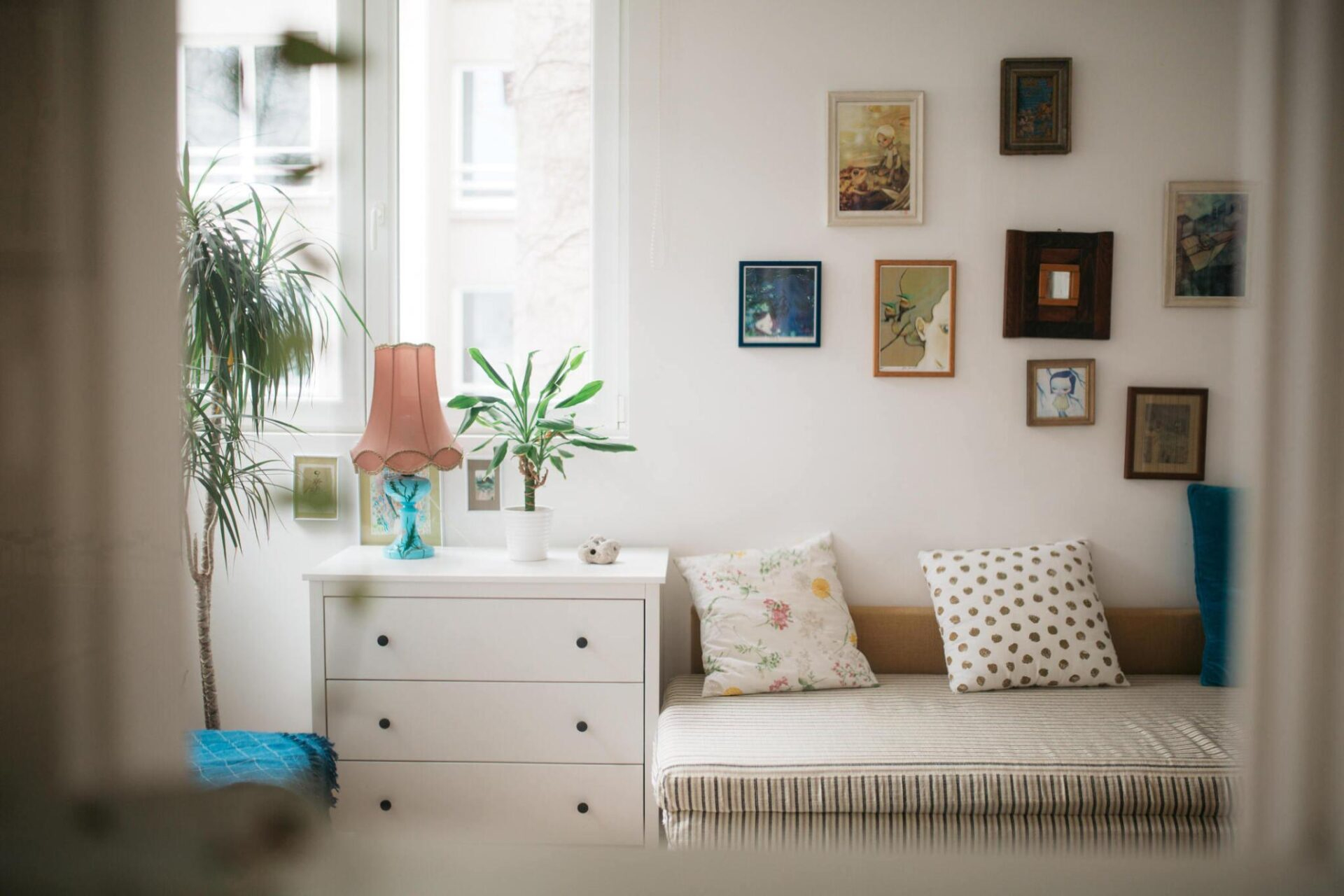 Decorating a Small Living Room Ideas: How to Create Style and Comfort in Limited Space