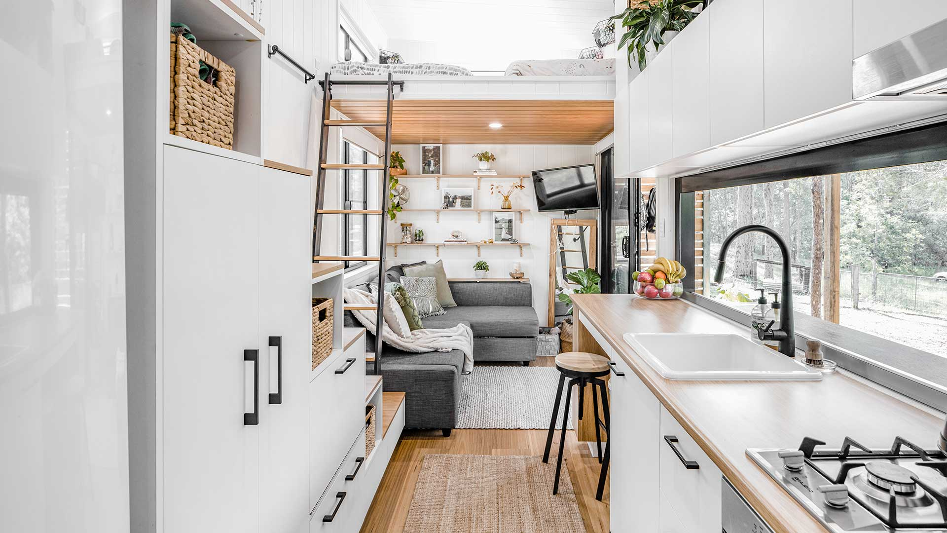 Lighting and Color Strategies: Enhancing Tiny Home Interiors Without Compromising Style