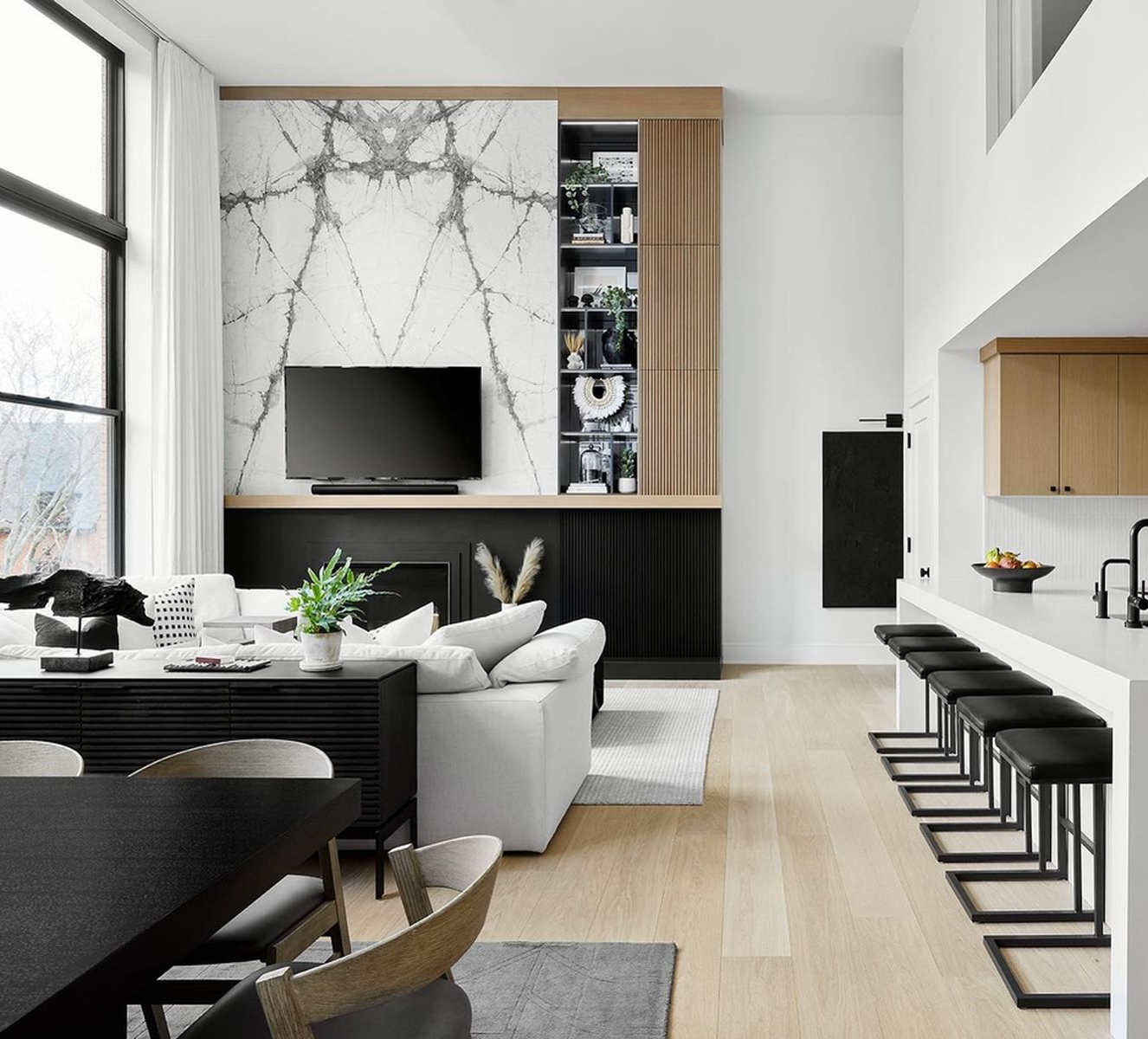 Maximizing Light and Space: Smart Design Strategies for Today’s Living Rooms