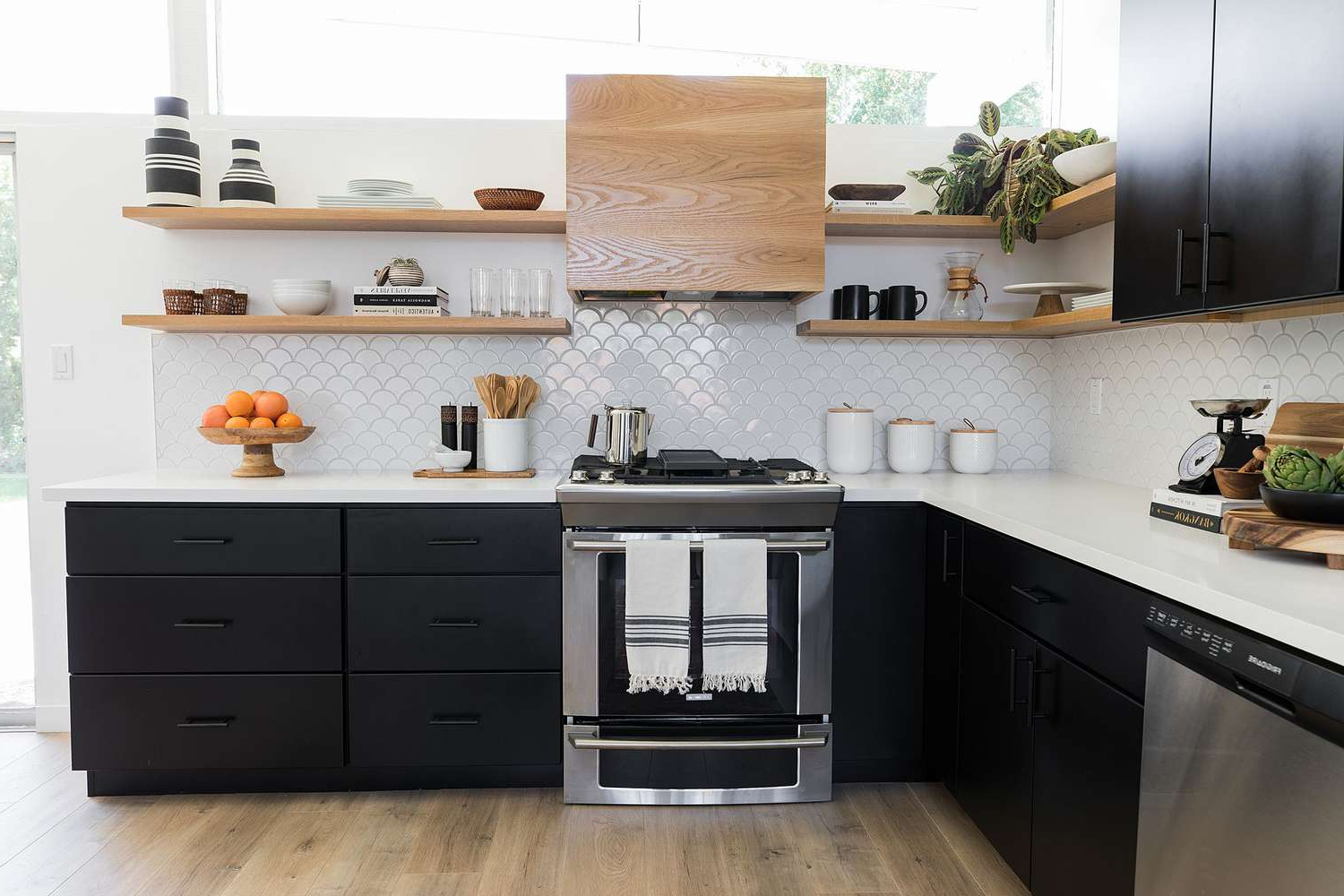 Maximizing Light and Space with Modern Black Cabinet Installations