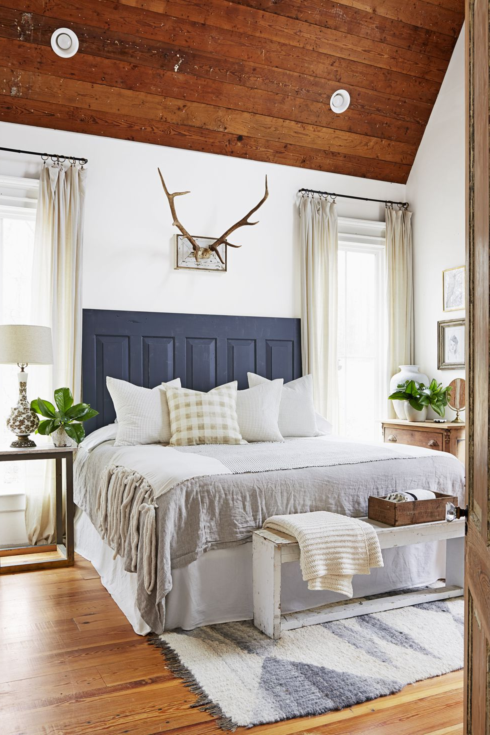 How to Achieve Perfect Farmhouse Bedroom Balance and Comfort