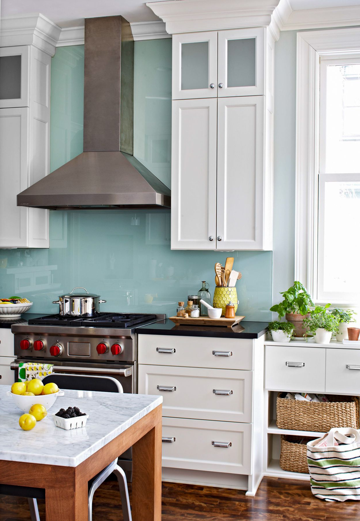 Small kitchen tips for maximizing backsplash visual impact