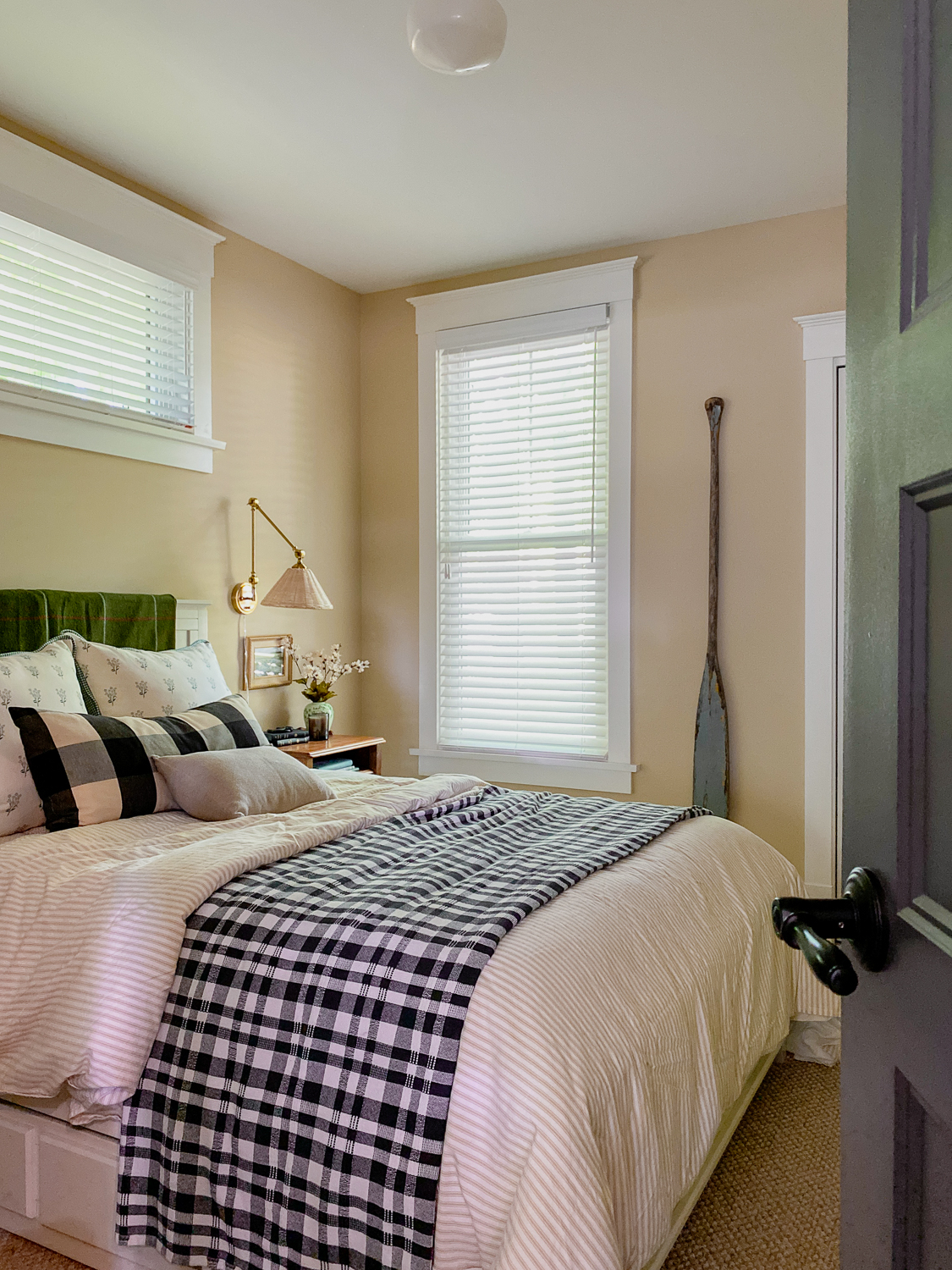 Transforming Tiny Spaces: Expert Small Bedroom Design Tips for Maximum Comfort