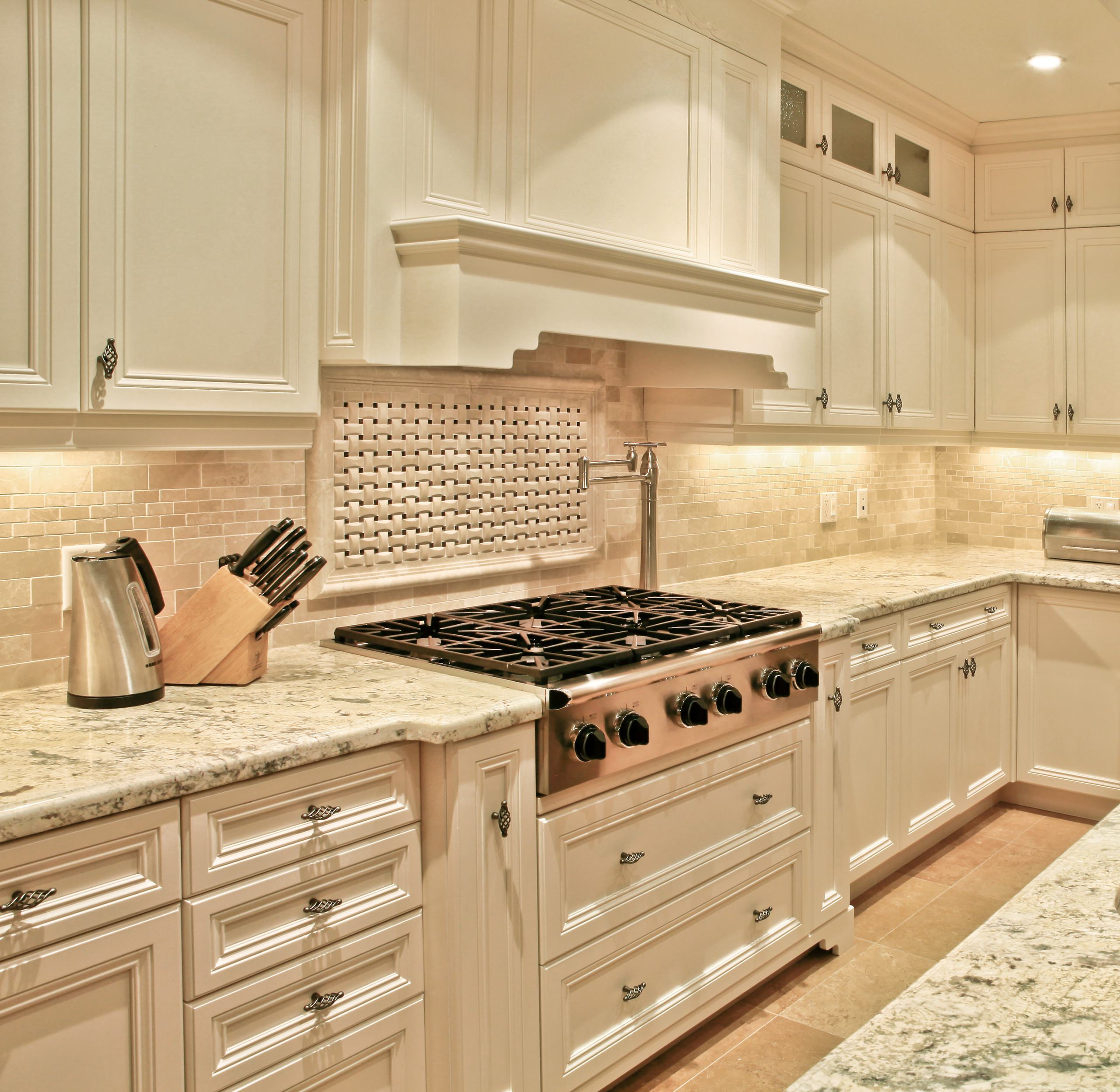 Kitchen Backsplash Ideas For Off White Cabinets – Things In The Kitchen regarding Kitchen Ideas Off White Cabinets